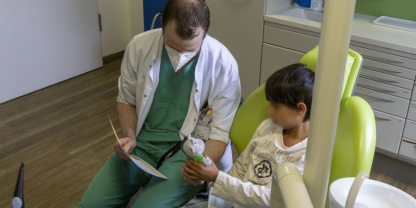 Helios St. Josefshospital Uerdingen: After an untreated jaw fracture, Amir can chew again